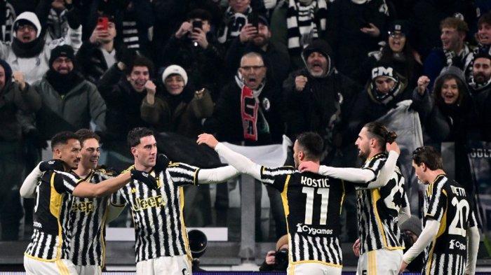Juventus Menang - Striker Juventus asal Serbia Dusan Vlahovic (ketiga dari kiri) selebrasi dengan rekannya setelah cetak gol ke gawang Sassuolo pada laga pekan 20 Serie A Liga Italia 2023-2024, Selasa (16/1/2024). Juventus menang 3-0 atas Sassuolo pada laga yang digelar di Stadion Allianz, Turin ini.
