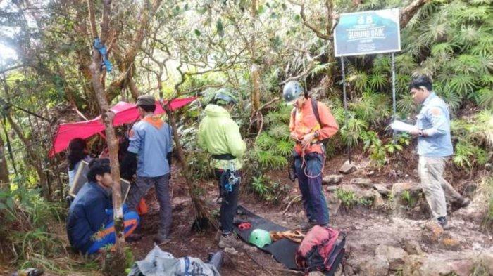 Mapala Universitas Jambi menggelar Ekspedisi Bunda Tanah Melayu II bersama organisasi Perpetual Lingga untuk memanjat Gunung Daik di Kabupaten Lingga, Provinsi Kepri.