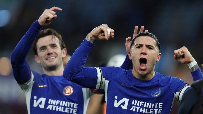 Chelsea Menang - Gelandang Chelsea asal Argentina Enzo Fernandez selebrasi dengan rekannya Ben Chilwell setelah mencetak gol ketiga Chelsea ke gawang Aston Villa pada laga replay putaran keempat Piala FA (FA Cup) 2023-2024, Rabu (8/2/2024). Chelsea menang 3-1 atas Aston Villa pada laga ini.