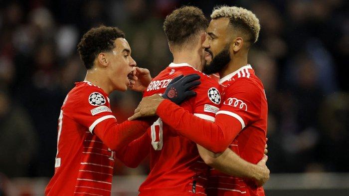 Bayern Munchen Menang - Striker Bayern Munchen asal Kamerun Eric Maxim Choupo-Moting (kanan) selebrasi dengan rekannya Leon Goretzka (tengah) dan Jamal Musiala setelah cetak gol ke gawang PSG pada leg 2 babak 16 besar Liga Champions 2022-2023, Rabu (8/3/2023). Bayern Munchen menang 2-0 atas PSG pada pertandingan ini.