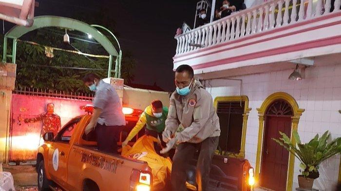 PEMBUNUHAN DI INDEKOS - Evakuasi jenazah Maya. Sat Reskrim Polres Pematangsiantar mengungkap kronologis ditemukannya jenazah Maya di Eks-Hotel Cahaya Kasih yang kini telah berubah menjadi kos-kosan, Sabtu (21/6/2025) malam.