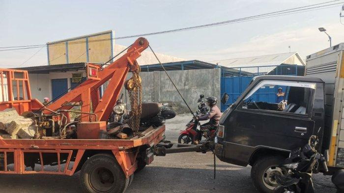 Evakuasi mobil pikap boks yang terlibat tabrakan dengan lima sepeda motor di Jalan Raya Desa Morowudi, Kecamatan Cerme, Gresik, Jawa Timur, Senin (28/10/2024).