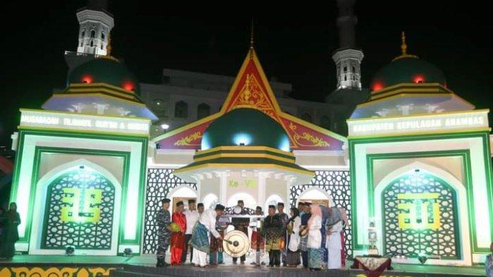Berpusat di Masjid Agung Baitul Makmur, Tarempa, pembukaan festival ajang seni baca Al Quran itu ditandai dengan pemukulan gong dan kompang oleh Bupati Abdul Haris dan jajaran Forkopimda Anambas, Selasa (5/3/2024)