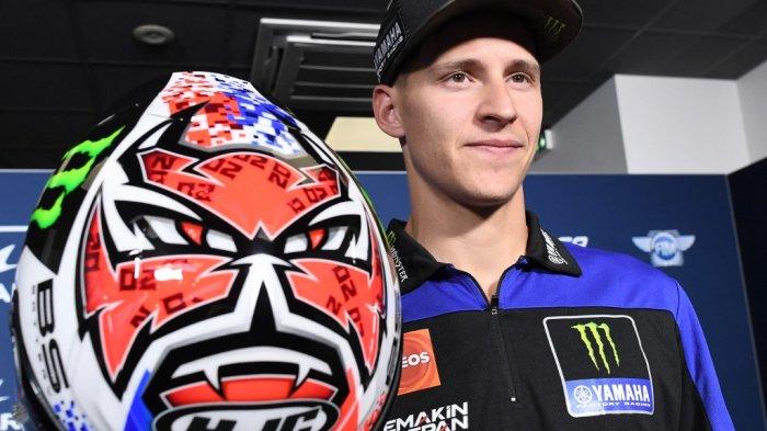 Pebalap Monster Energy Yamaha MotoGP asal Prancis Fabio Quartararo berfoto dengan helm di Le Mans, Prancis, 11 Mei 2023.