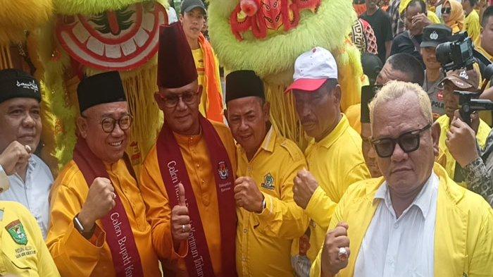 PILKADA KARIMUN 2024 - Bakal pasangan calon di Pilkada Karimun 2024, Muhammad Firmansyah dan Ery Suandi saat mendaftar ke KPU sebagai peserta Pilbup Karimun 2024, Kamis (29/8/2024).