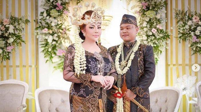 FOTO PERNIKAHAN - Foto pernikahan Lisa Mariana bersama suami viral di media sosial. Kini Lisa ungkap kondisi suaminya yang harus berhenti kerja akibat ulahnya.