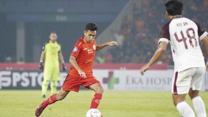 Gelandang Persija Jakarta, Muhammad Reyhan Hannan saat menjalani laga debut melawan PSM Makassar di Stadion Utama Gelora Bung Karno (SUGBK), Jakarta, pada Senin (3/7/2023).