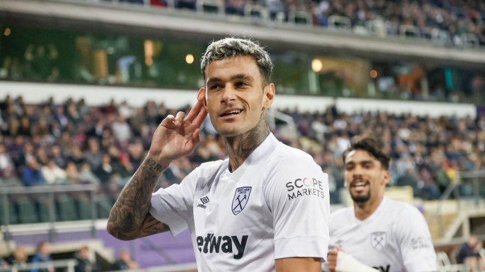 Striker West Ham United asal Italia Gianluca Scamacca selebrasi setelah cetak gol ke gawang RSC Anderlecht pada matchday 1 Grup B Liga Konferensi Europa 2022-2023, 6 Oktober 2022.