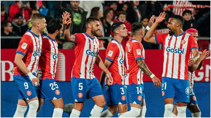 Para pemain Girona merayakan gol.