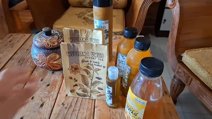 Beberapa produk jamu dan wedhang yang diproduksi di Griya Jamu Batam