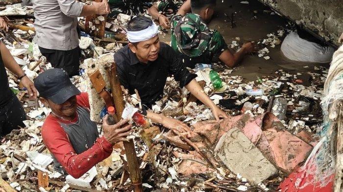 NYEBUR KE SUNGAI - Gubernur Jawa Barat Dedi Mulyadi terjun langsung ke Sungai Cipalabuhan, Palabuhanratu, Kabupaten Sukabumi, Jabar, Sabtu (8/3/2025). Dedi sengaja nyebur ke sunai yang kotor itu untuk membersihkan tumpukan sampah yang mengotori aliran air.
