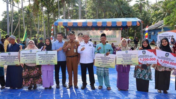 Gubernur Kepri Ansar Ahmad menyerahkan secara simbolis hibah, bantuan, insentif, revitalisasi, serta pembangunan dari Pemprov Kepri senilai lebih kurang Rp1,12 miliar.