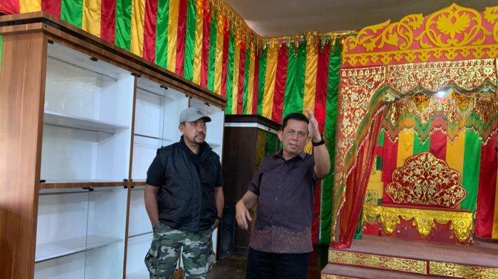 Gubernur Kepri, Ansar Ahmad bersama Kadispar Kepri, Guntur Sakti di Pulau Penyengat, Kota Tanjungpinang, Provinsi Kepulauan Riau, Minggu (14/1/2024).