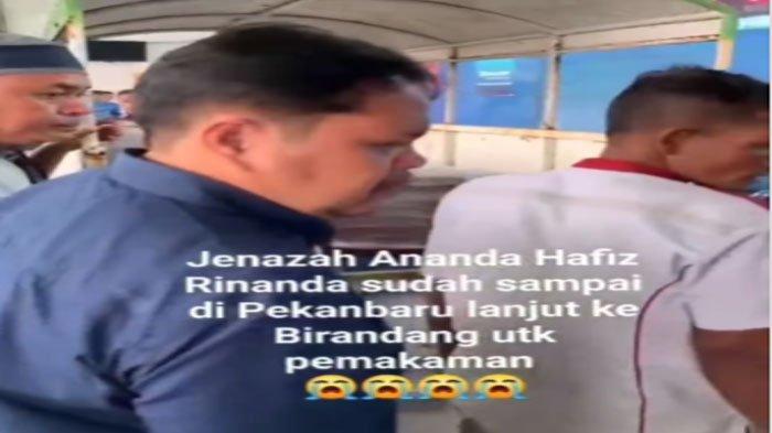 PEMBUNUHAN HONORER DINAS CIPTA KARYA BATAM - Tangkap layar saat jenazah Hafiz Rinanda (29), honorer Dinas Cipta Karya dan Tata Ruang Batam korban pembunuhan sesama rekannya tiba di Bandara Sultan Syarif Kasim II Pekanbaru, Selasa (15/4/2025). Video isak tangis wanita saat jenazah Hafiz tiba di Riau ini viral di medsos.