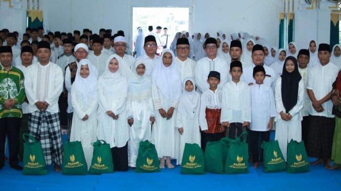BAZNAS - Baznas Kepri dan STIT Lingga gelar program Bansos dalam rangka memperingati hari santri nasional di Gedung Nasional Dabo Singkep, Kabupaten Lingga, Provinsi Kepri, Minggu (20/10/2024).