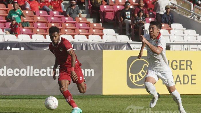 Pesepak bola Indonesia Yakob Sayuri mencoba melewati pemain Vietnam pada pertandingan semifinal leg I Piala AFF di Stadion Utama Gelora Bung Karno (SUGBK) Jakarta, Jumat (6/1/2023).
