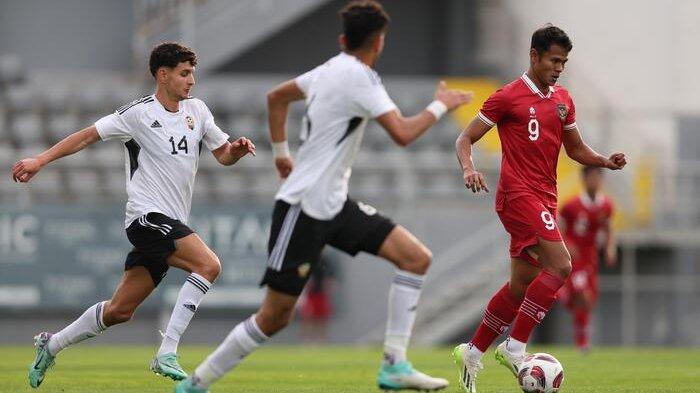 Duel pemain Timnas Indonesia, Dimas Drajad saat berusaha melewati pemain Libya pada laga uji coba di Titanic Mardan Stadium, Turki, Selasa (2/1/2024).