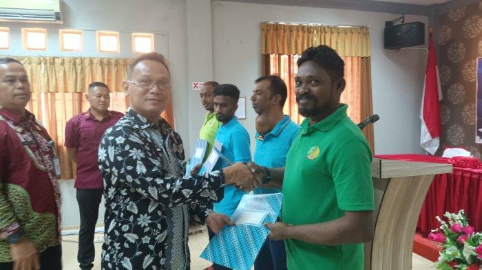 PENYERAHAN REMISI - Kabid Pembinaan Kanwil Kumham Kepri Novriadi didampingi Kalapas Batam Heri Kusrita, serahkan remisi kepada warga binaan umat Hindu di aula Lapas Kelas IIA Batam, Senin (11/3/2024).
