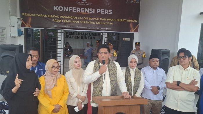 PILKADA BINTAN 2024 - Bakal pasangan calon Bupati Bintan Roby Kurniawan dan bakal calon wakil Bupati Bintan Deby Maryanti dan simpatisan saat konferensi pers di depan kantor KPU Bintan.