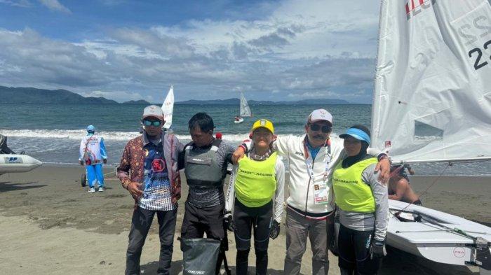 Atlet Layar Kepri Keisha Okta Fira di PON XXI Aceh Sumut 2024 dan tim bersama pengurus KONI Kepri