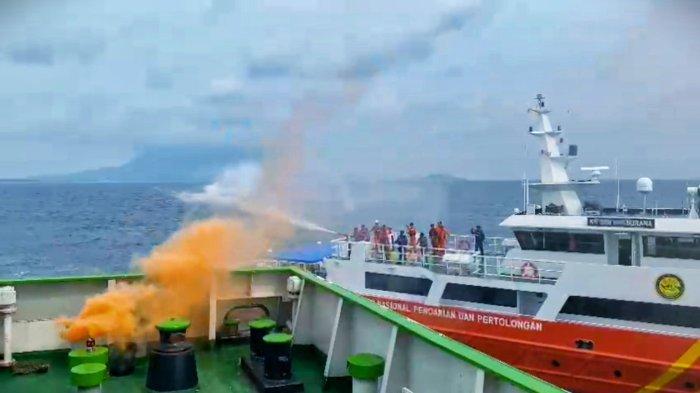 LATIHAN SIMULASI - Suasana latihan atau simulasi penyelamatan korban kapal kebakaran, yang digelar KPP atau Basarnas di Perairan Penagi Kabupaten Natuna, Provinsi Kepri, Kamis (19/9/2024).