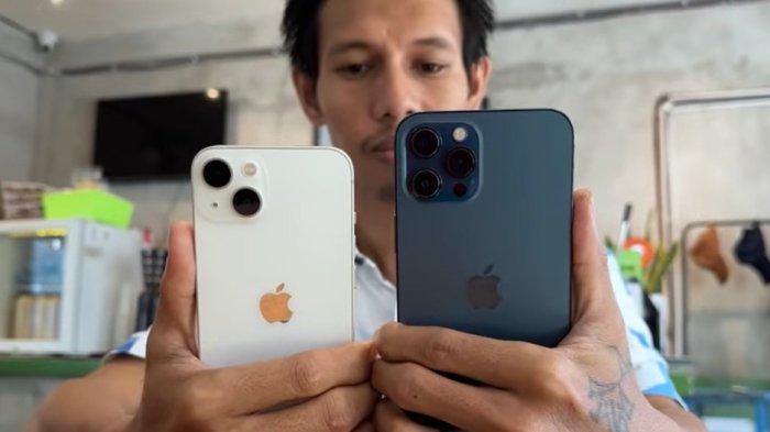 Ilustrasi HP iPhone 12 Pro Max dan iPhone 13.