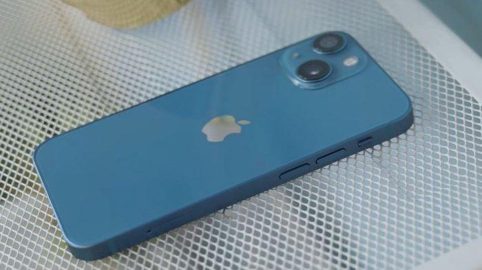Ilustrasi iPhone 13 Mini dengan warna biru.