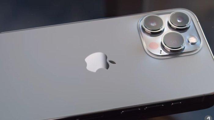 Ilustrasi iPhone 13 Pro yang tahan dengan cipratan air.
