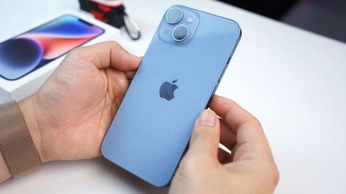 Ilustrasi iPhone 14 warna biru.