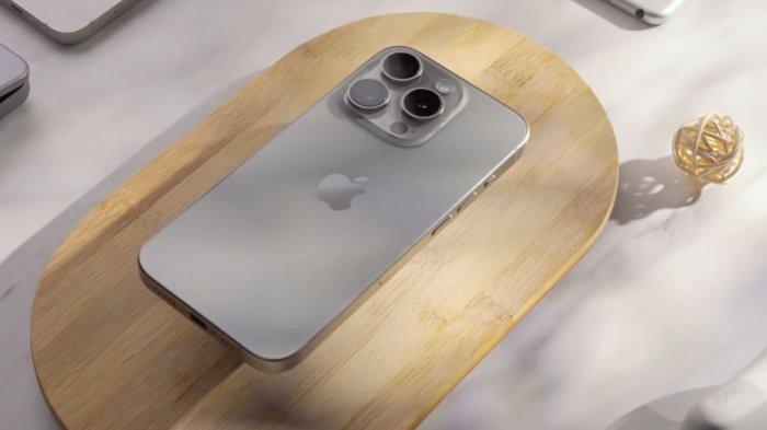Ilustrasi iPhone 15 Pro warna Titanium.
