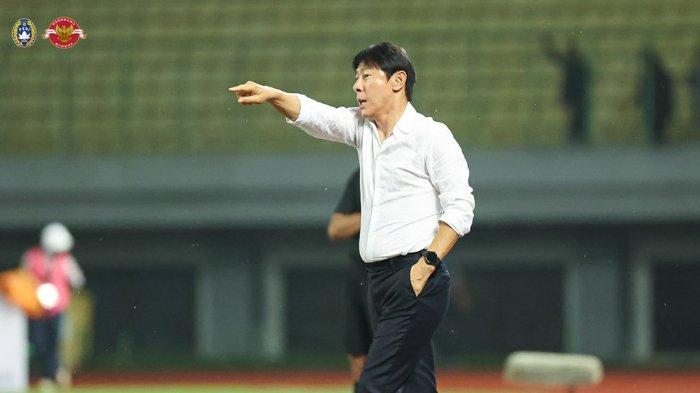 Pelatih Timnas Indonesia, Shin Tae-yong, memberikan arahan kepada pemain Timnas Indonesia pada laga pertama FIFA Matchday antara Indonesia vs Burundi. Sabtu (25/3/2023).
