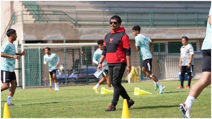 Indra Sjafri bersama pemain Timnas U-20 Indonesia ketika mengikuti turnamen di Paris.