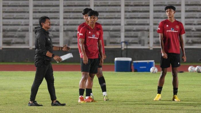 Terlihat pelatih Timnas U20 Indonesia, Indra Sjafri tengah memberikan arahan kepada pemainnya pada pemusatan latihan di Jakarta.
