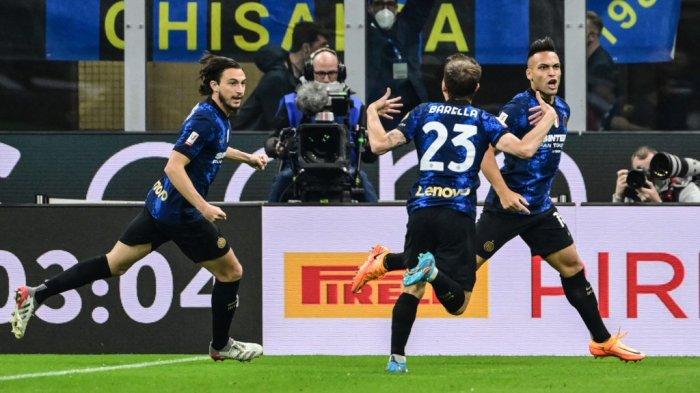 Hasil Semifinal Coppa Italia Inter Milan vs AC Milan - Inter Milan menang 3-0 atas AC Milan di leg 2 semifinal Coppa Italia 2021-2022, Selasa (19/4/2022) malam atau Rabu dinihari WIB. Dua dari tiga gol kemenangan Inter Milan dicetak striker asal Argentina Lautaro Martinez (kanan). Inter Milan lolos ke final Coppa Italia 2021-2022 berkat kemenangan ini.