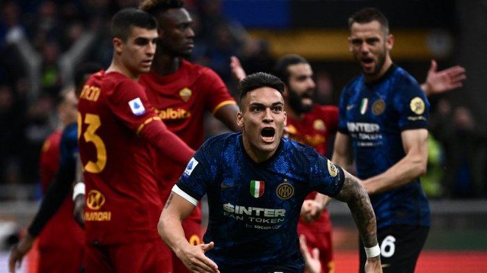 Inter Milan menang 3-1 atas AS Roma pada pekan 34 Serie A Liga Italia 2021-2022, Sabtu (23/4/2022). Striker asal Argentina Lautaro Martinez (tengah) melakukan selebrasi setelah mencetak gol ketiga Inter Milan pada pertandingan yang berlangsung di Stadion Giuseppe Meazza, Milan ini.