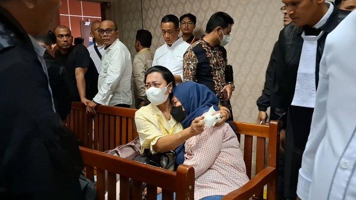 ISTRI SATRIA NANDA - Istri Kompol Satria Nanda, Kompol Juwita (jilbab biru) terlihat menangis usai mendengarkan tuntutan hukuman mati dari JPU, Senin (26/5/2025).