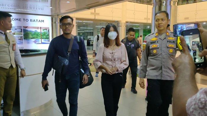 PEMBUNUHAN DI BATAM - Bunga Lestari, istri muda Ahmad Yuda Siregar, tersangka pembunuhan ASN Pemprov Sumut saat tiba di Bandara Hang Nadim, Kamis (30/11/2023).