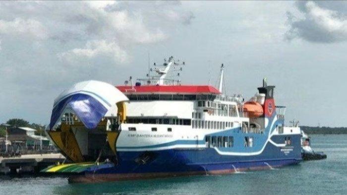 TURUNKAN PENUMPANG - Kapal Roro Bahtera Nusantara 01 tiba di dermaga untuk menurunkan dan mengangkut penumpang dan kendaraan. Tribun Batam rangkum jadwal terbarunya tanggal 2 - 9 Juli 2025.