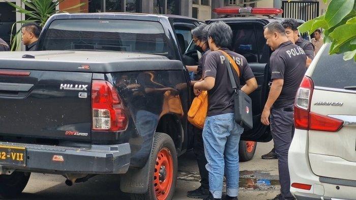 MAYAT DALAM KARUNG - Jajaran Polsek Batu Ceper mengevakuasi jasad pria laki-laki yang ditemukan tewas terbungkus dalam karung di Jalan Daan Mogot kilometer (KM) 21 menuju Rumah Sakit Umum Daerah atau RSUD Kabupaten Tangerang. Ditemukan bekas kekerasan di tubuh korban.