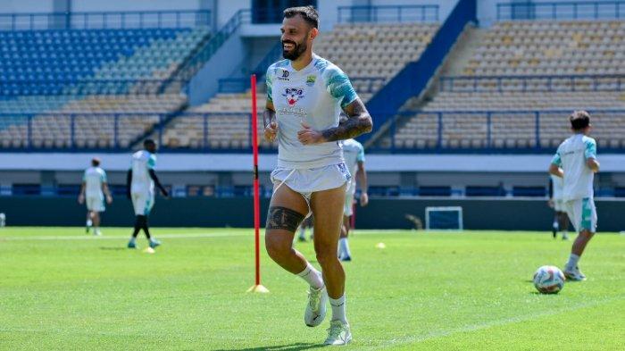 Jelang laga Borneo FC vs Persib Bandung pada pekan 16 BRI Liga 1 2023-2024, Tyronne del Pino dikabarkan sudah siap untuk kembali memperkuat Maung Bandung.