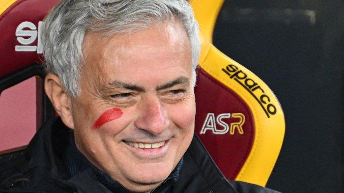 Pelatih AS Roma asal Portugal Jose Mourinho saat pertandingan AS Roma vs Udinese, Minggu (26/11/2023) di Stadion Olimpico, Roma.