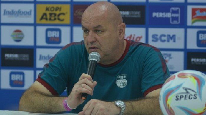 Pelatih Persib Bandung, Bojan Hodak saat menghadiri konferensi pers pasca laga kontra Bali United di pekan enam Liga 1 Indonesia 2023-2024, Kamis (03/08/2023)