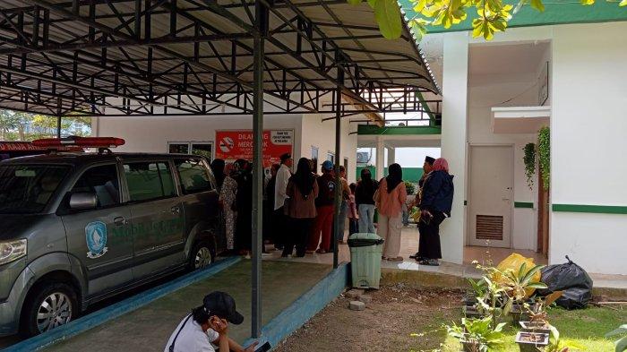 KORBAN KECELAKAAN - Keluarga korban kecelakaan maut di Tanjungpinang sedang menunggu kepulangan jenazah, Senin (10/2/2025) di RSUP Raja Ahmad Tabib di Tanjungpinang Kepri
