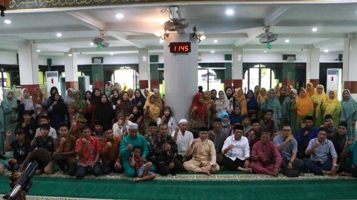 Gubernur Kepri Ansar Ahmad menyapa hangat warga Kampung Tua Tanjung Sengkuang, Batam, Minggu (30/06)