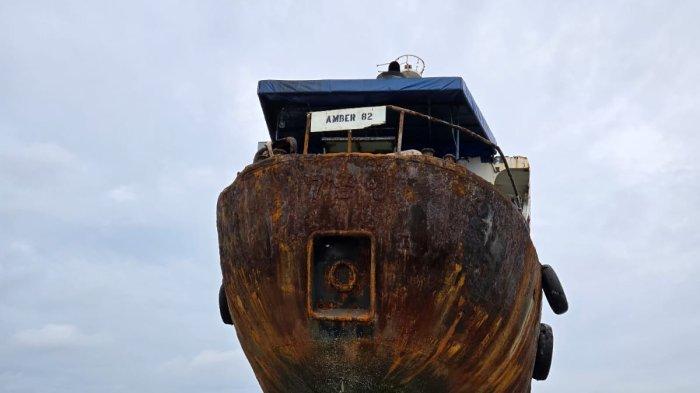 KAPAL KANDAS DI BINTAN - Kapal MT Amber 82 masih kandas di perairan Teluk Sebong, Kabupaten Bintan, Kepulauan Riau (Kepri).