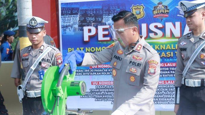 HANCURKAN KNALPOT - Kapolres Karimun, AKBP Fadli Agus menghancurkan knalpot brong hasil operasi seligi selama dua pekan, Selasa (30/7/2024).