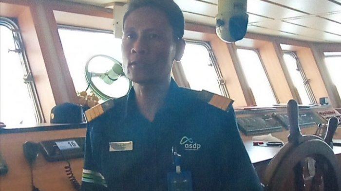 KAPTEN KMP SEMBILANG - Kapten KMP Sembilang, Asmadi saat berbagi cerita seputar pelayaran kapal Roro dari Batam, Sabtu (6/4/2024).
