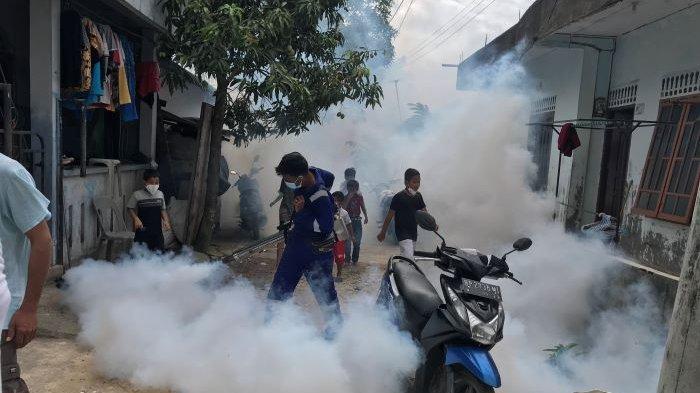 DEMAM BERDARAH DI BATAM - Petugas fogging untuk menekan kasus demam berdarah di kaveling baru Sagulung, Kota Batam, Provinsi Kepri belum lama ini. Satu pasien DBD di Batam meninggal dunia hingga Oktober 2024.