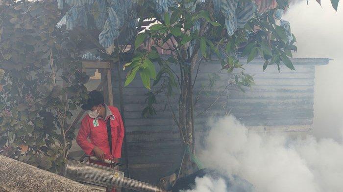 DEMAM BERDARAH DI LINGGA - Tim Dinkes Lingga saat fogging di Bukit Abun, Kelurahan Dabo Lama, Kecamatan Singkep, Kabupaten Lingga, Provinsi Kepri belum lama ini. Kasus demam berdarah di Kecamatan Singkep jadi perhatian Dinas Kesehatan setelah mereka menemukan setidaknya dua kasus baru.