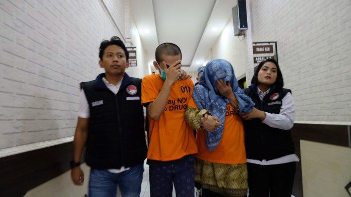 KASUS NARKOBA DI TANJUNGPINANG - Oknum ASN Lapas Tanjungpinang berinisial Es (50) dan anaknya Rk (24) saat ungkap kasus di Mapolresta Tanjungpinang, Rabu (6/12/2023).